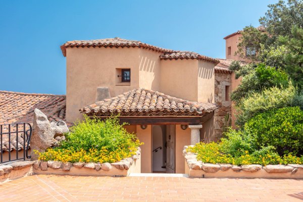 casa indipendente in vendita ad Arzachena in zona Abbiadori