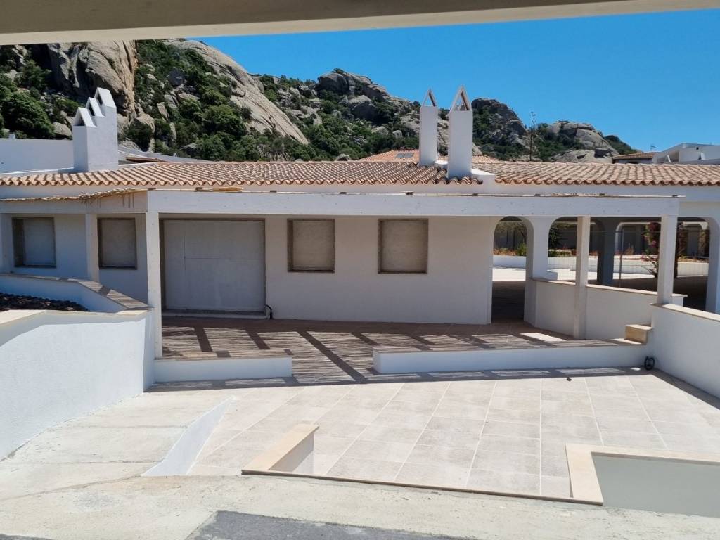 negozio in vendita ad Arzachena in zona Baja Sardinia