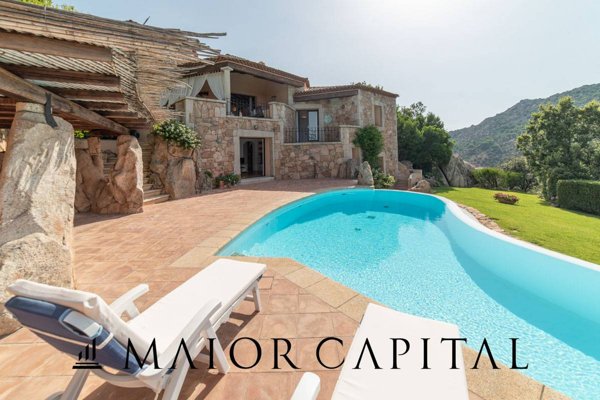 casa indipendente in vendita ad Arzachena in zona Capriccioli