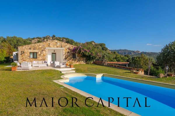 casa indipendente in vendita ad Arzachena in zona Baja Sardinia