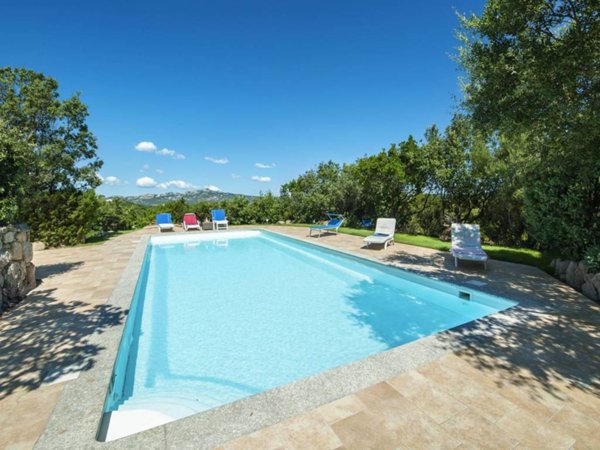 casa indipendente in vendita ad Arzachena in zona Abbiadori