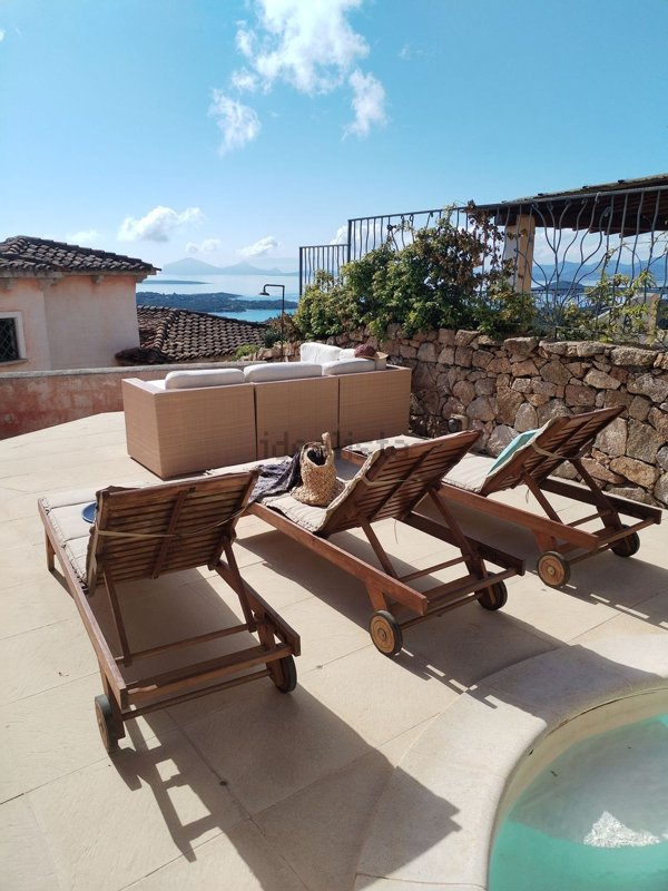 casa indipendente in vendita ad Arzachena in zona Abbiadori