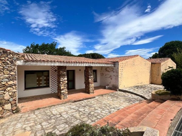 negozio in vendita ad Arzachena in zona Baja Sardinia