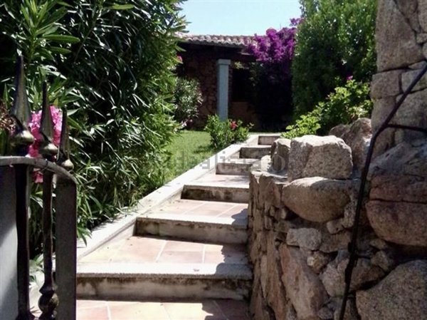 casa indipendente in vendita ad Arzachena in zona Pantogia