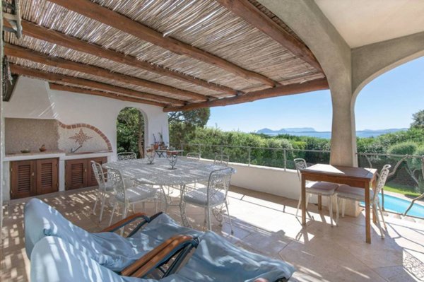 casa indipendente in vendita ad Arzachena in zona Abbiadori