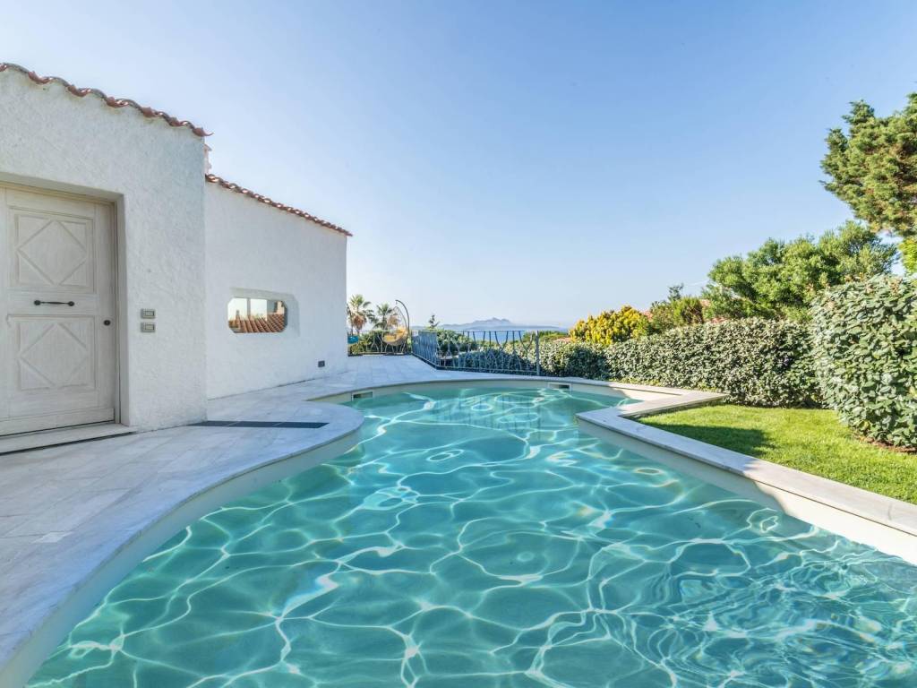 casa indipendente in vendita ad Arzachena in zona Baja Sardinia