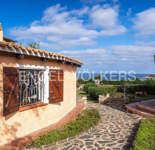 casa indipendente in vendita ad Arzachena in zona Baja Sardinia