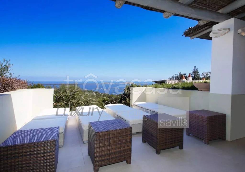 casa indipendente in vendita ad Arzachena in zona Pantogia
