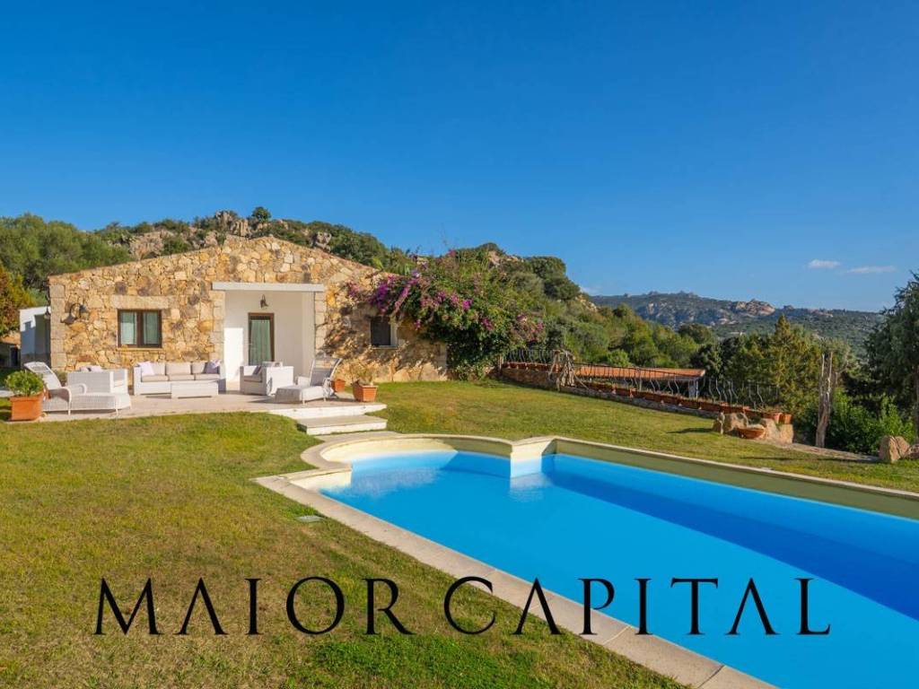 casa indipendente in vendita ad Arzachena in zona Cannigione