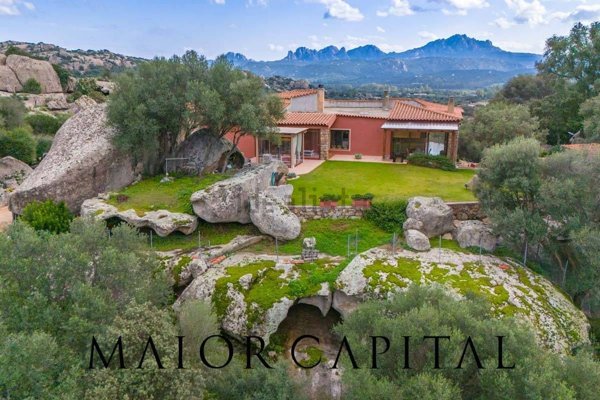 casa indipendente in vendita ad Arzachena in zona Romazzino