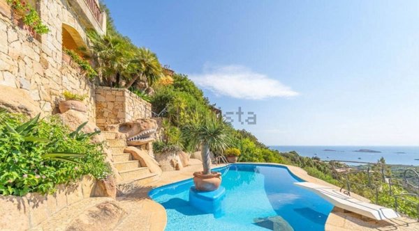 casa indipendente in vendita ad Arzachena in zona Porto Cervo