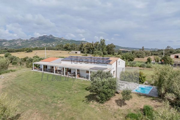 casa indipendente in vendita ad Arzachena in zona Baja Sardinia