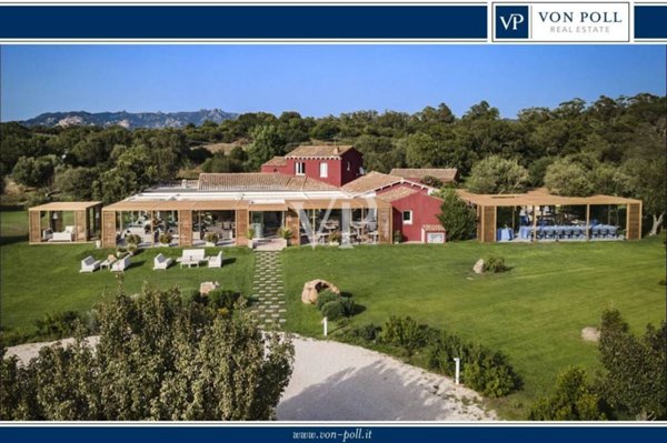 negozio in vendita ad Arzachena in zona Porto Cervo