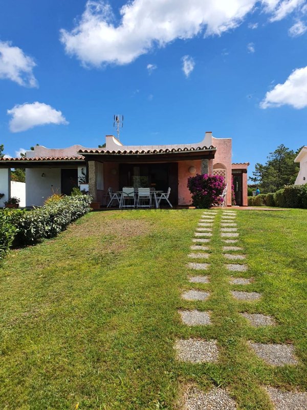 casa indipendente in vendita ad Arzachena in zona Baja Sardinia