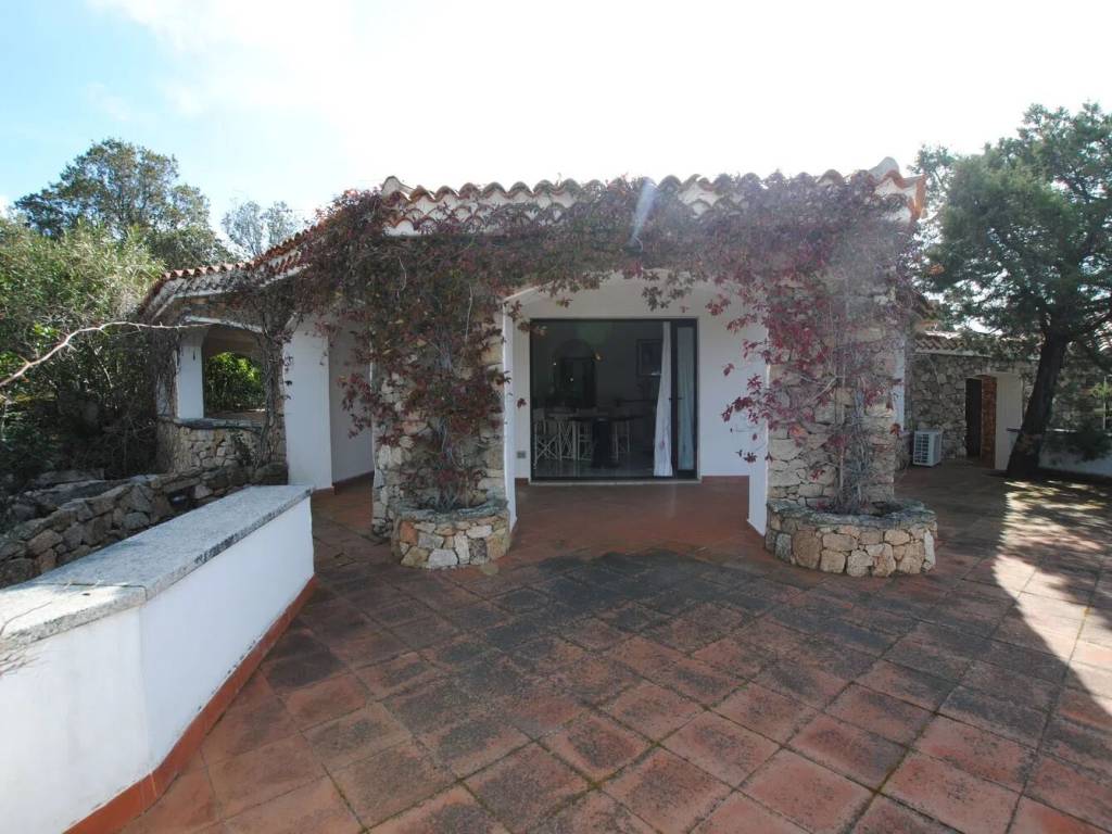 casa indipendente in vendita ad Arzachena in zona Baja Sardinia