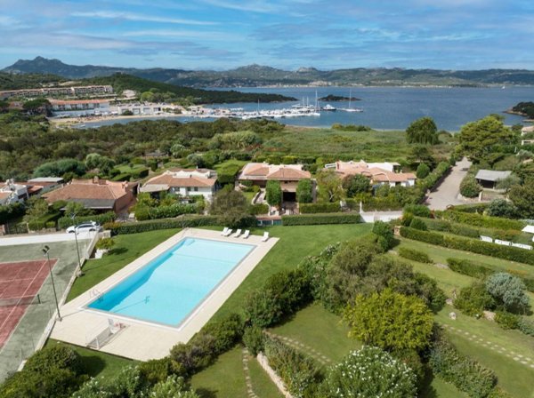 casa indipendente in vendita ad Arzachena in zona Baja Sardinia