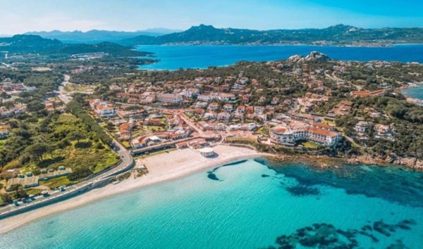 casa indipendente in vendita ad Arzachena in zona Baja Sardinia
