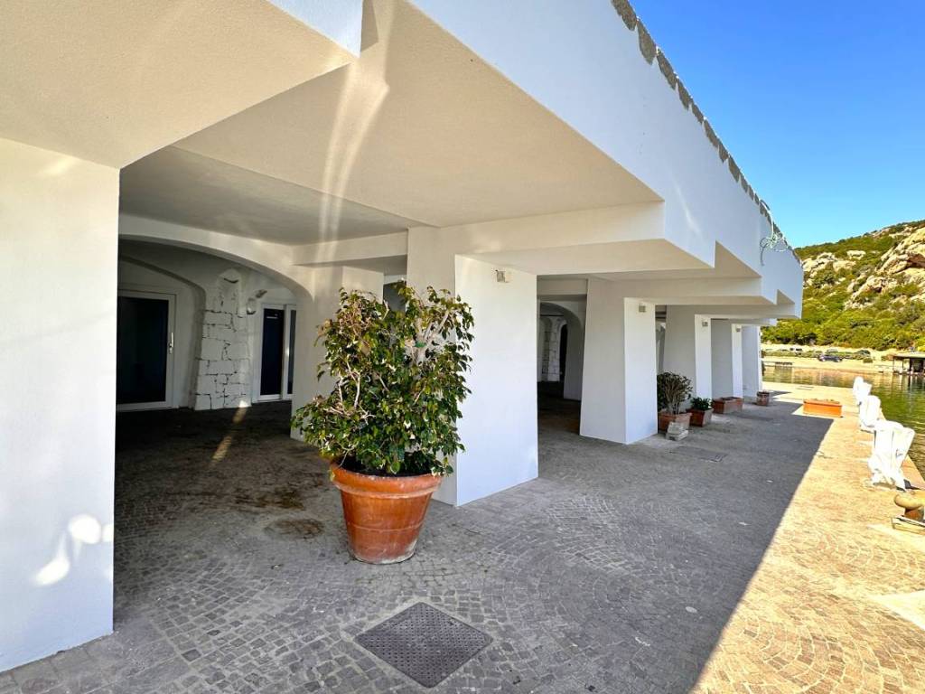 negozio in vendita ad Arzachena in zona Baja Sardinia