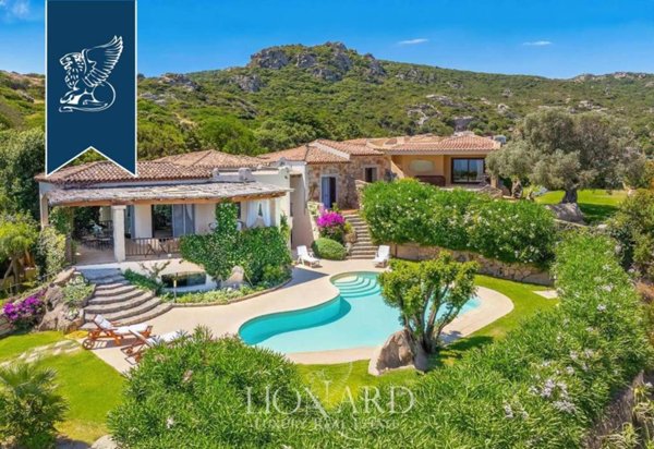 casa indipendente in vendita ad Arzachena in zona Pantogia