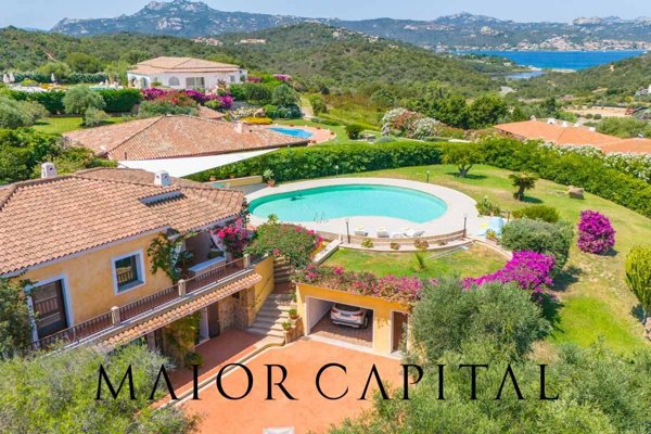 casa indipendente in vendita ad Arzachena in zona Cannigione