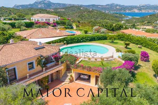 casa indipendente in vendita ad Arzachena in zona Baja Sardinia