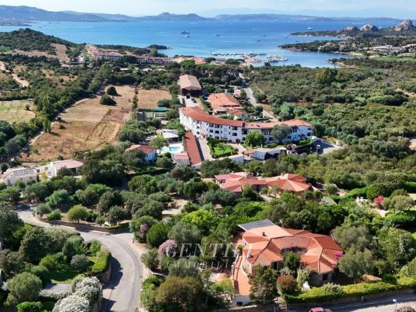 casa indipendente in vendita ad Arzachena in zona Baja Sardinia