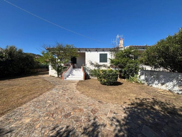 casa indipendente in vendita ad Arzachena in zona Cannigione