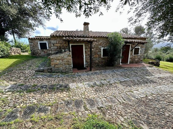 casa indipendente in vendita ad Arzachena in zona Cannigione