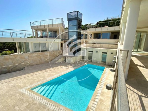 intera palazzina in vendita ad Arzachena in zona Porto Cervo