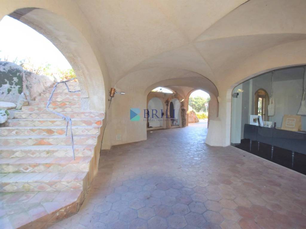 negozio in vendita ad Arzachena in zona Porto Cervo