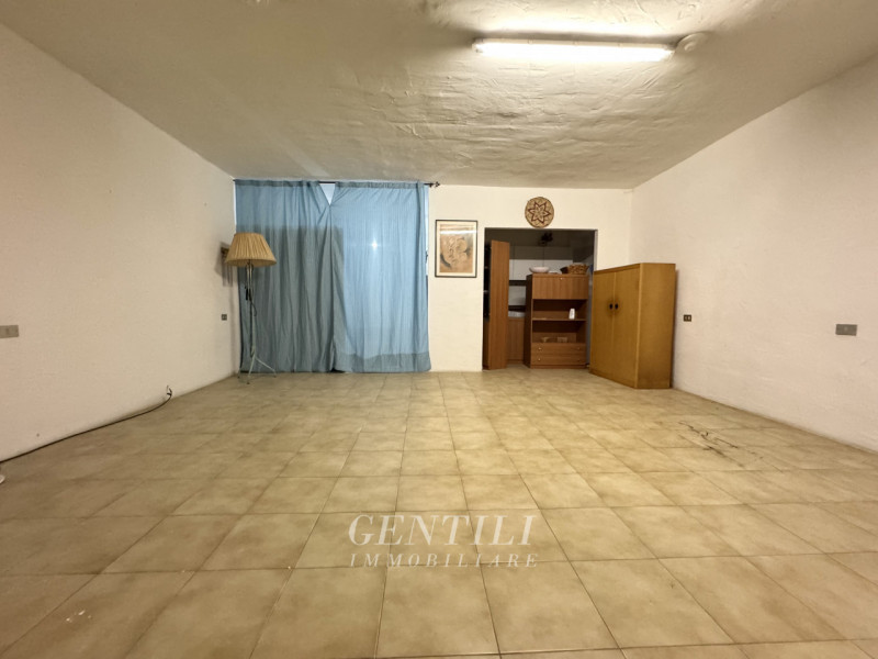 locale di sgombero in vendita ad Arzachena in zona Baja Sardinia