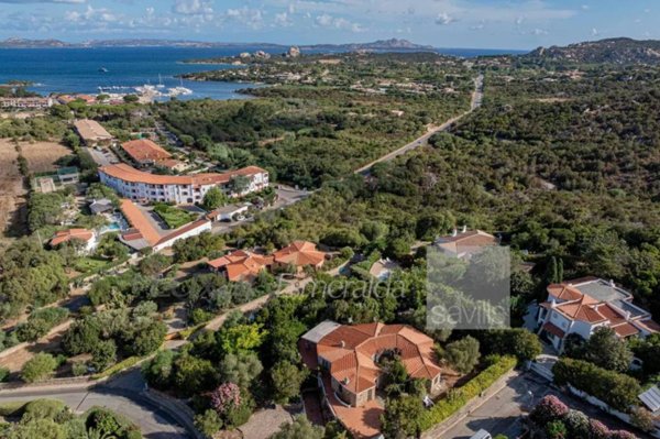 casa indipendente in vendita ad Arzachena in zona Baja Sardinia
