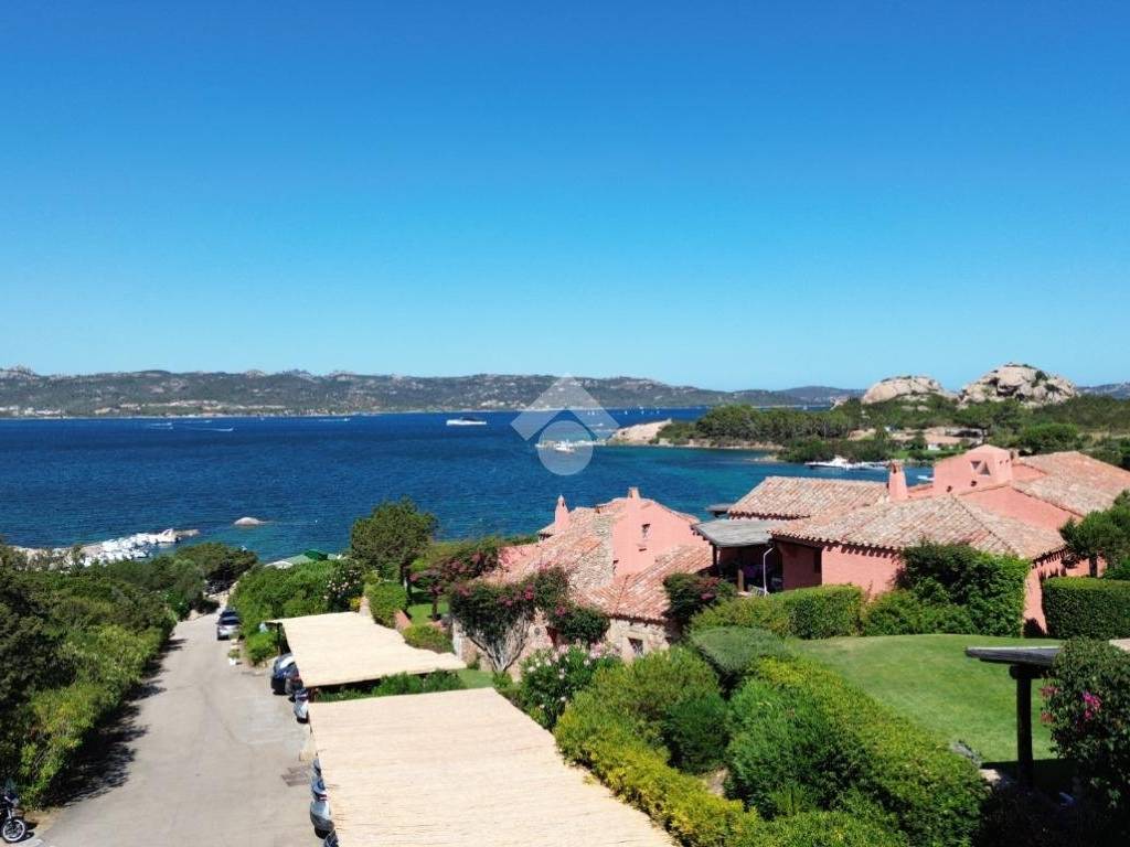 appartamento in vendita ad Arzachena in zona Baja Sardinia