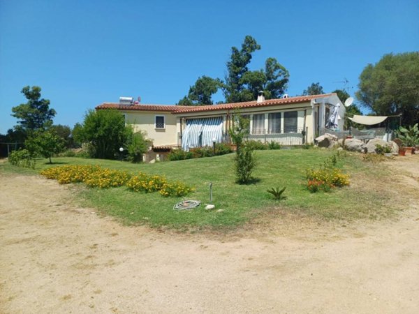 casa indipendente in vendita ad Arzachena in zona Abbiadori