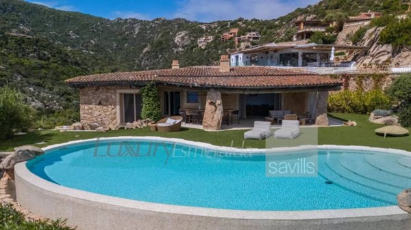 villa in vendita ad Arzachena in zona Pantogia