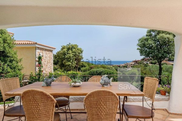 casa indipendente in vendita ad Arzachena in zona Pantogia
