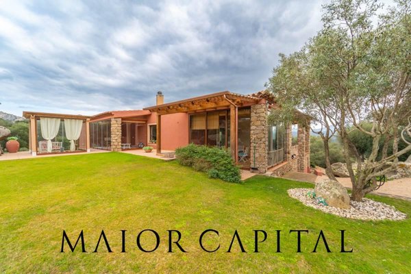 casa indipendente in vendita ad Arzachena in zona Romazzino