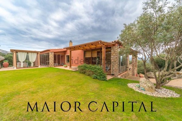 casa indipendente in vendita ad Arzachena in zona Capriccioli