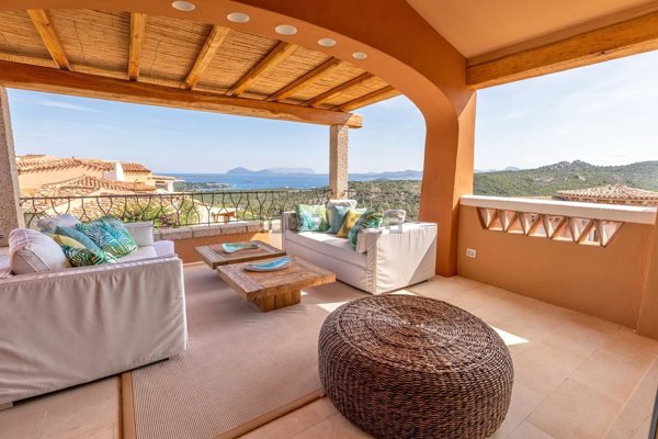 appartamento in vendita ad Arzachena in zona Abbiadori