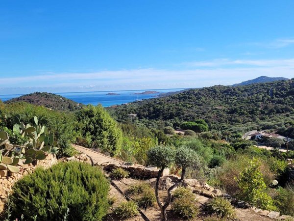 appartamento in vendita ad Arzachena in zona Pantogia