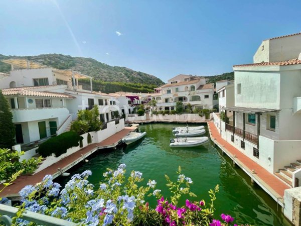 appartamento in vendita ad Arzachena in zona Poltu Quatu