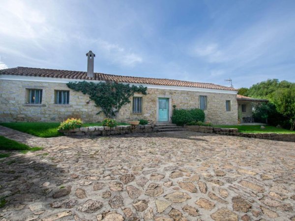 casa indipendente in vendita ad Arzachena in zona Abbiadori
