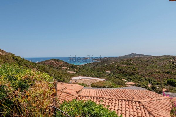 appartamento in vendita ad Arzachena in zona Pantogia