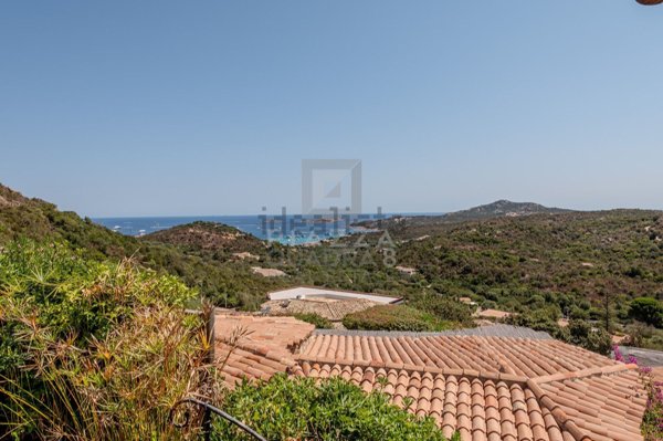 appartamento in vendita ad Arzachena in zona Pantogia