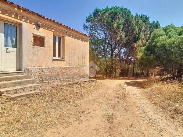 casa indipendente in vendita ad Arzachena in zona Abbiadori