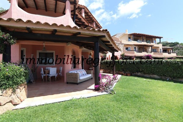 appartamento in vendita ad Arzachena in zona Abbiadori