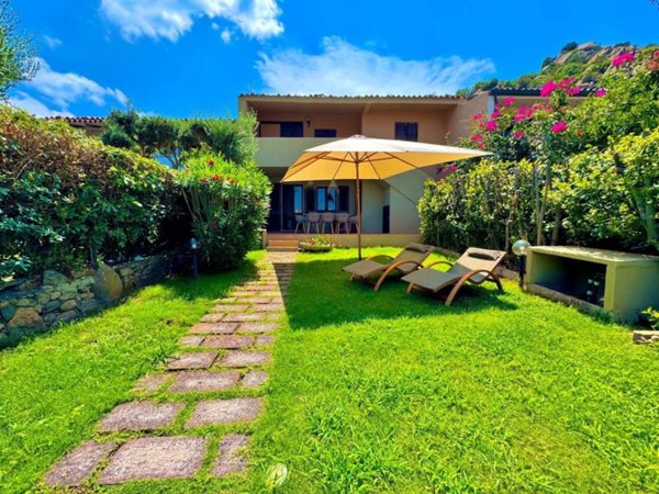 appartamento in vendita ad Arzachena in zona Baja Sardinia
