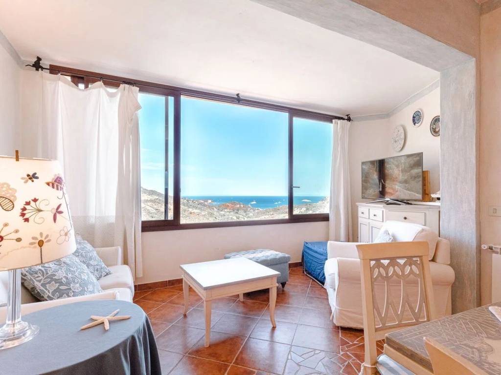 appartamento in vendita ad Arzachena in zona Abbiadori