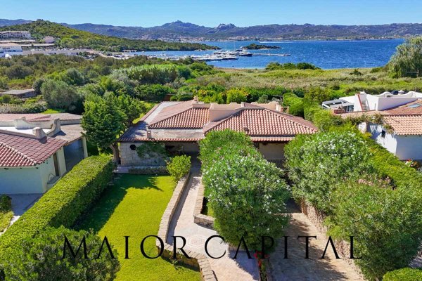 casa indipendente in vendita ad Arzachena in zona Baja Sardinia