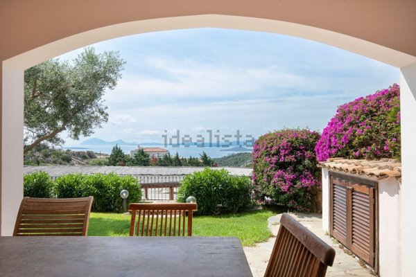 appartamento in vendita ad Arzachena in zona Abbiadori